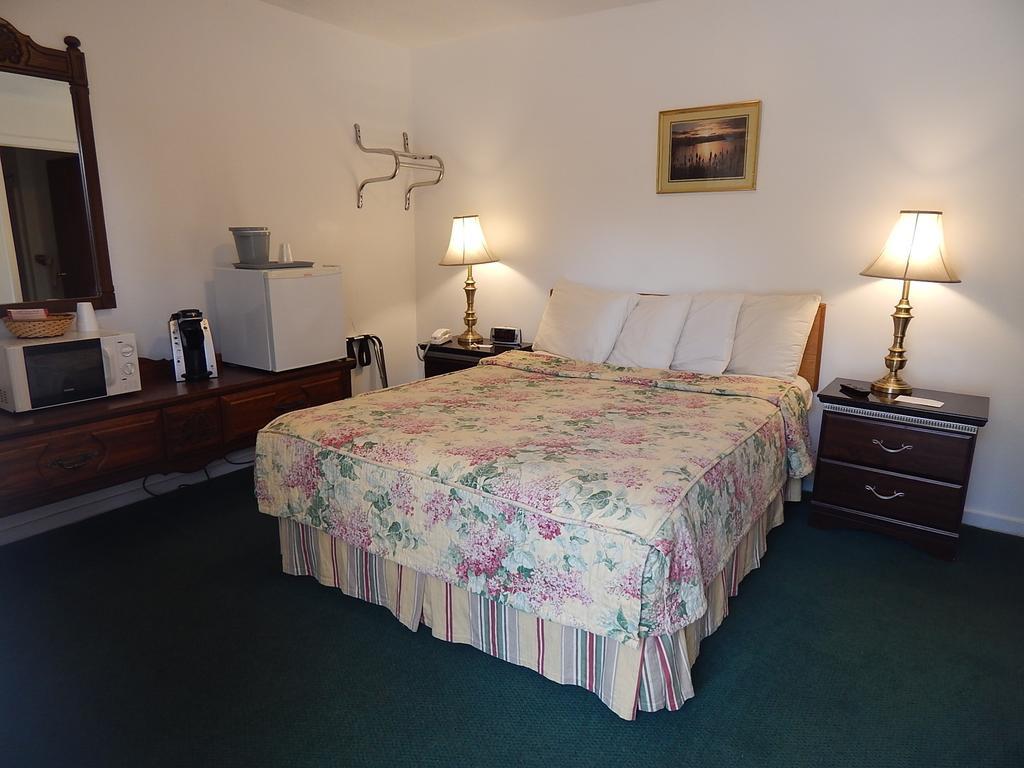 Acadia Sunrise Motel Trenton Room photo