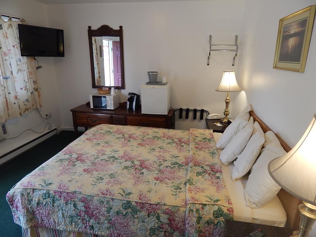 Acadia Sunrise Motel Trenton Room photo